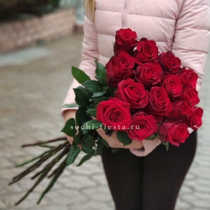 15 высоких красных роз в Балашихе