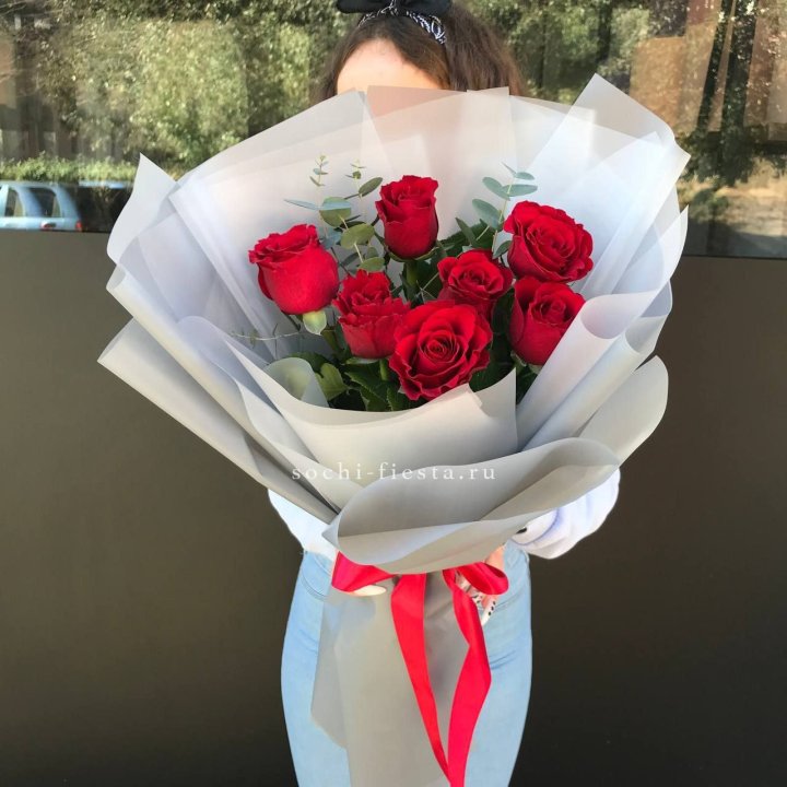 7 красных роз с эвкалиптом  в Балашихе