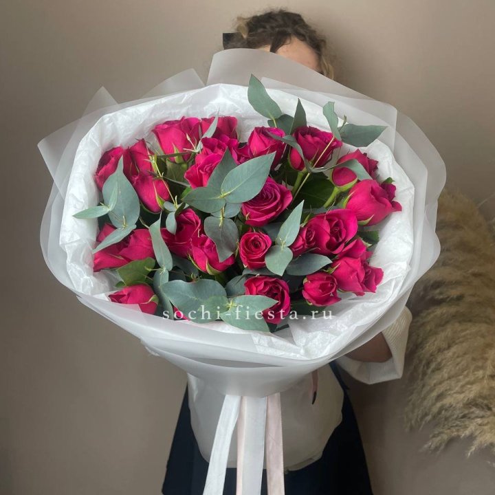 25 малиновых роз с эвкалиптом в Балашихе