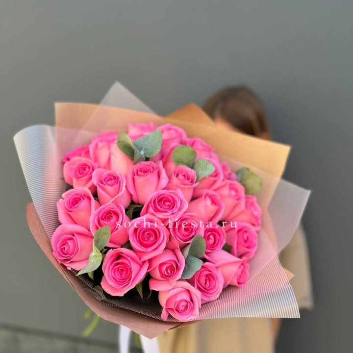 31 розовая роза с эвкалиптом в Балашихе