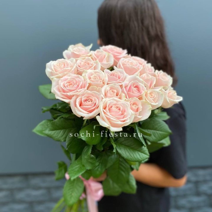 Высокие розовые розы в Балашихе