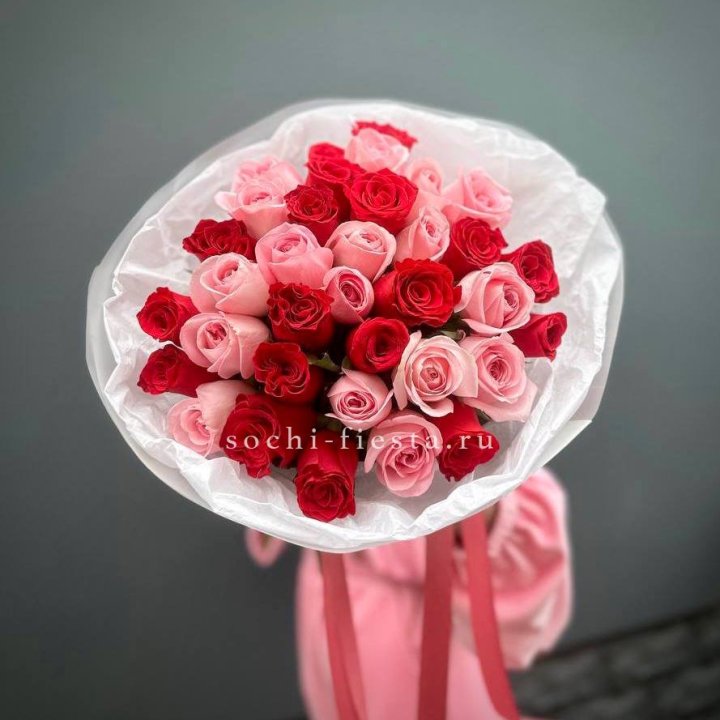 Букет красных и розовых 35 роз в Балашихе