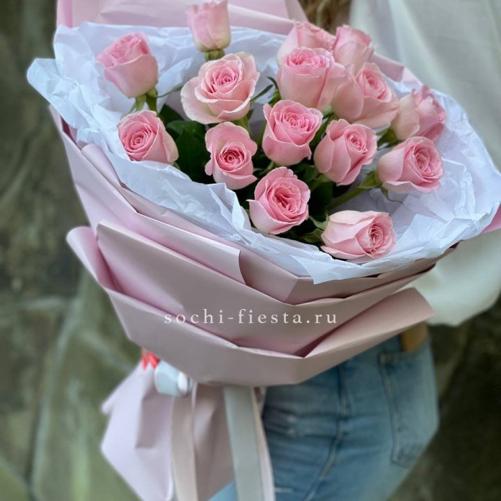 Розовые розы в авторском оформлении в Балашихе