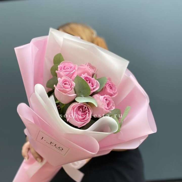 7 розовых роз с эвкалиптом в Балашихе