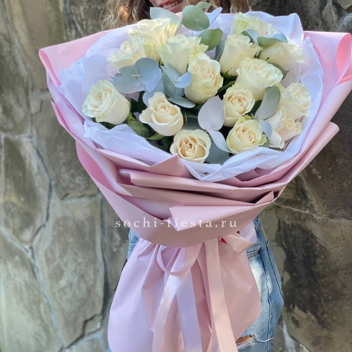 Белые розы в авторском оформлении в Балашихе