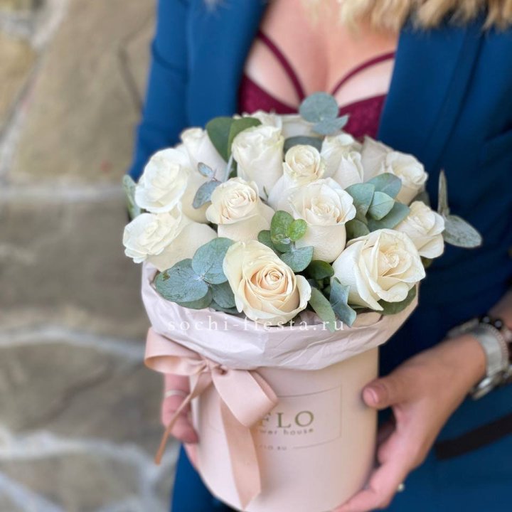 Цилиндр из белых роз в Балашихе