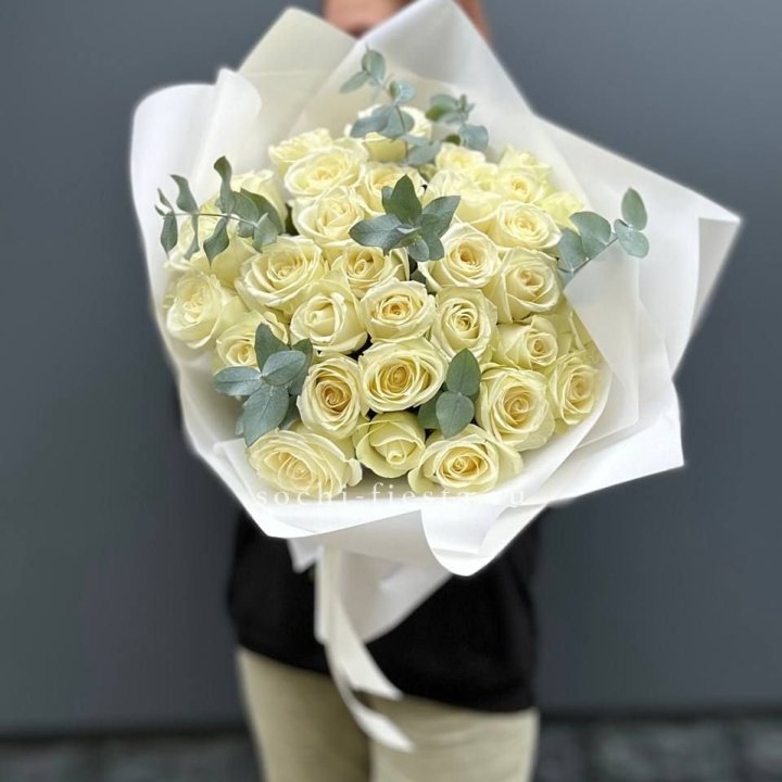 31 белая роза с эвкалиптом в Балашихе