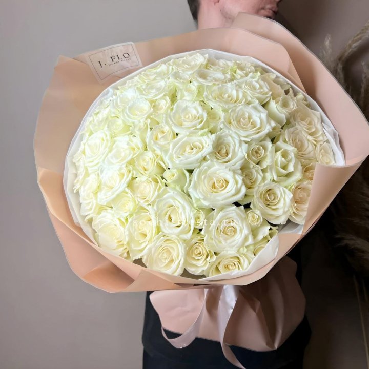 51 белая  роза в оформлении в Балашихе