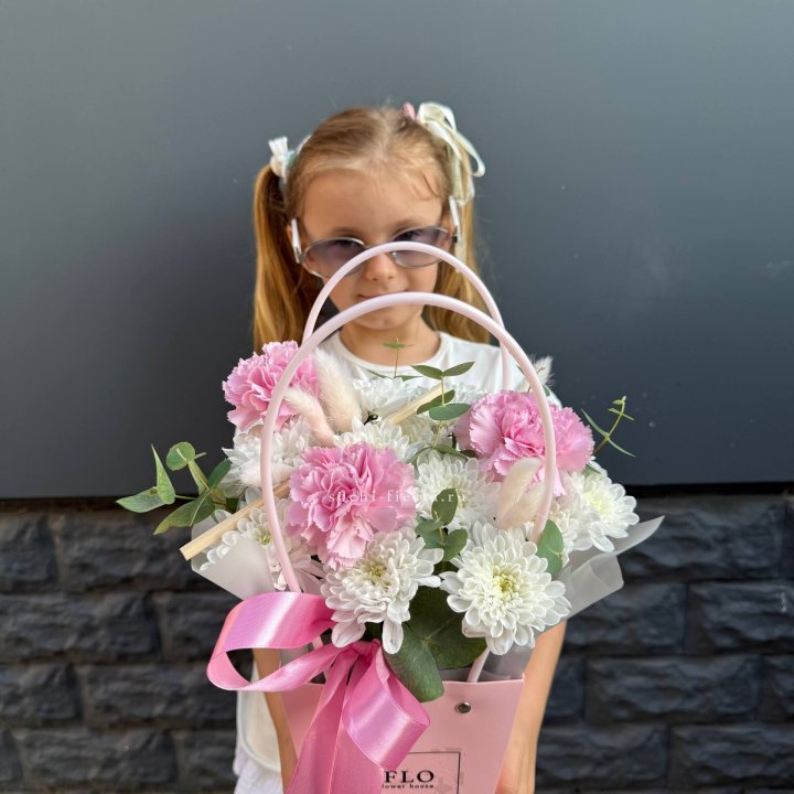 Сумочка из стойких хризантем и диантуса в Балашихе