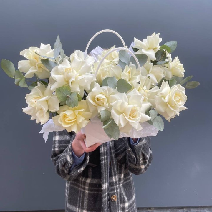 15 белых роз в сумочке в Балашихе