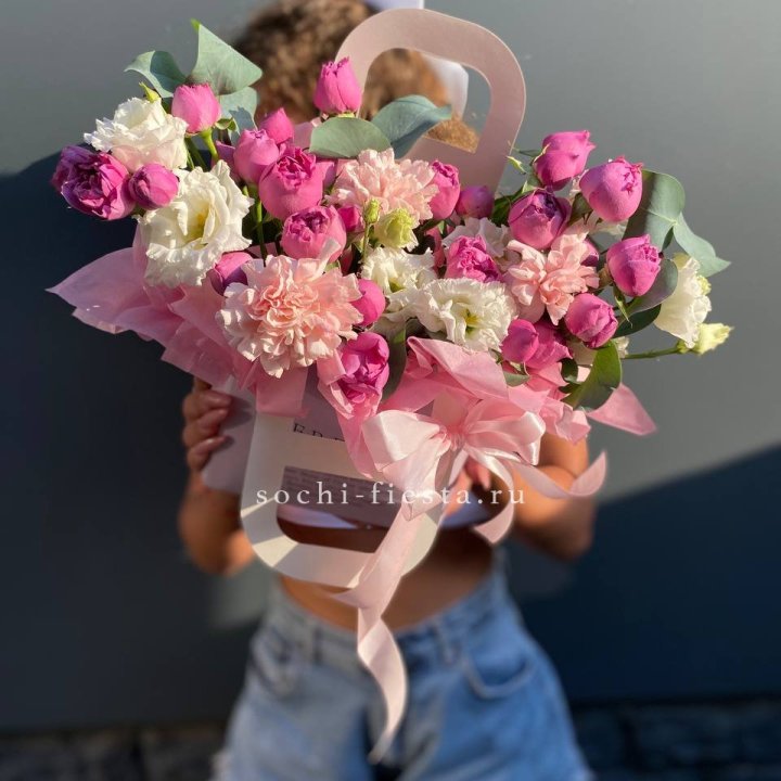 Сумочка с кустовой розой и диантусами в Балашихе