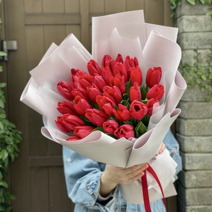 35 красных тюльпанов в Балашихе